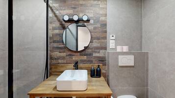 Een douche, een haardroger, handdoeken, zeep