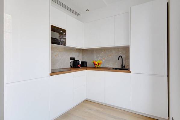 Fridge, microwave, coffee/tea maker, toaster - TheBlueStay 292 - Superb Apt - Near Champs-Elysées (Paris)