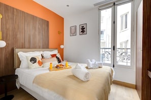 2 bedrooms, desk, Internet, bed sheets