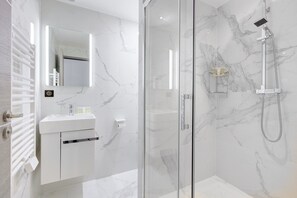 Shower, hair dryer, towels - TheBlueStay 292 - Superb Apt - Near Champs-Elysées (Paris)
