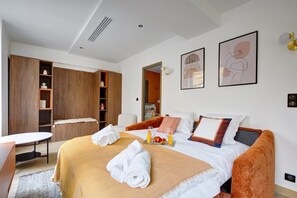 2 habitaciones, escritorio, internet y ropa de cama 