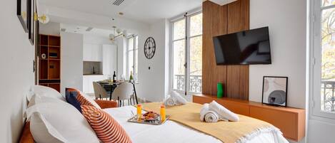 2 bedrooms, desk, Internet, bed sheets