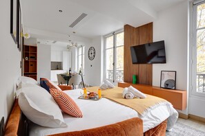 2 bedrooms, desk, internet, bed sheets