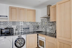 Microwave, oven, dishwasher, coffee/tea maker