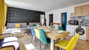Un apartamento moderno con comedor, cocina y sala de estar.