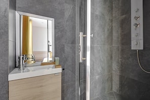 Shower, hair dryer, towels