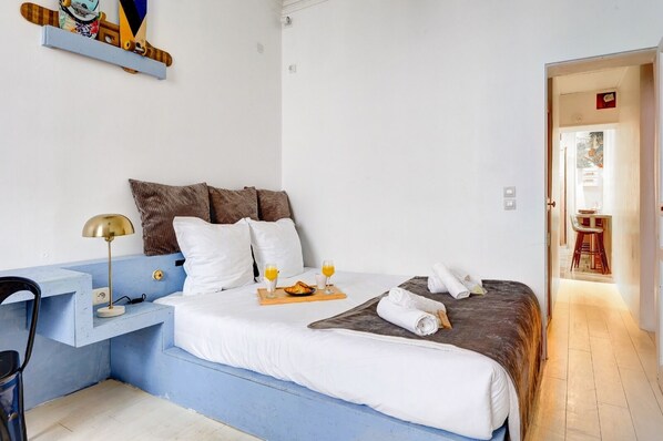 Skrivbord, strykjärn/strykbräda, internet och sängkläder