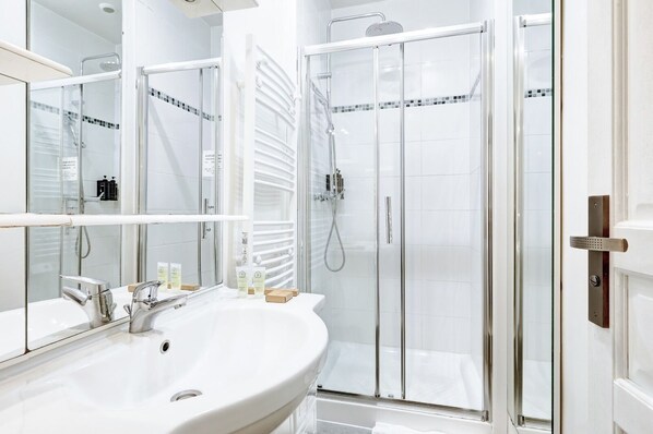 Een douche, een haardroger, handdoeken