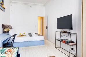 Een bureau, een strijkplank/strijkijzer, internet, beddengoed