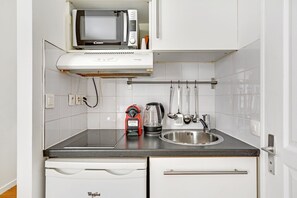 Réfrigérateur, micro-ondes, cafetiÚre/bouilloire