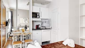 Refrigerador, microondas y cafetera y tetera