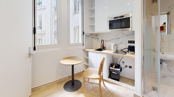 Fridge, microwave, coffee/tea maker, toaster - TBS 291 - Nice apartment near the Arc de Triomphe (Paris)