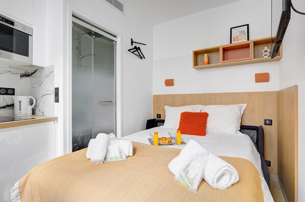 Desk, Internet, bed sheets - TheBlueStay 291 - Cozy Studio near Champs-Elysées (Paris)