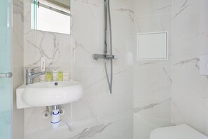 Douche, sèche-cheveux, serviettes fournies, savon