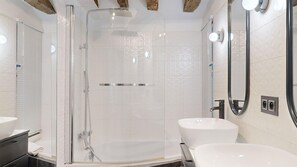 Shower, hair dryer, towels, soap - TBS 116 - Beautiful apartment near La Bastille (Paris)