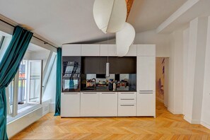 Mikrowelle, Ofen, Geschirrspüler, Wasserkocher mit Kaffee-/Teezubehör