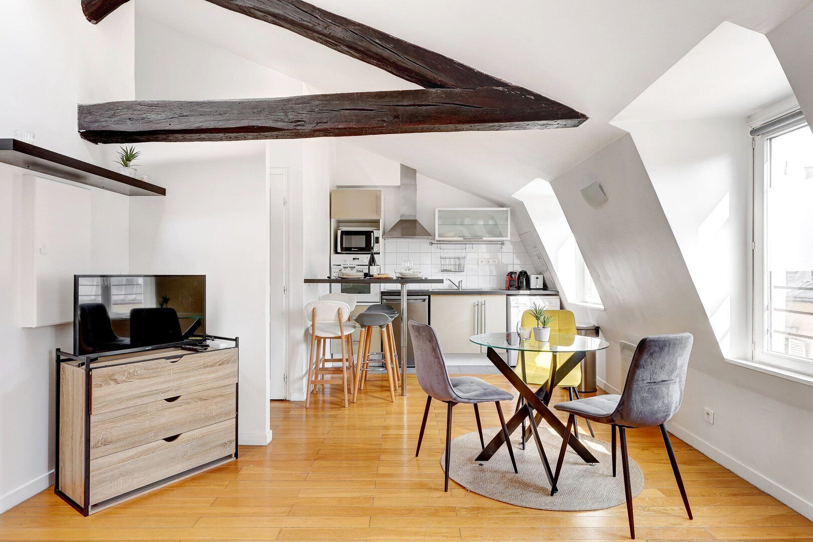 Un moderno apartamento tipo loft con comedor, cocina y sala de estar.