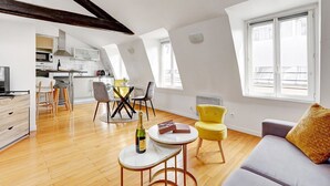 A modern loft apartment with a kitchen, dining area, and living room. - TBS 239 - Nice apartment in Moulin Rouge area (Paris)