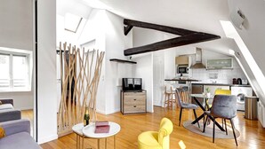 A modern loft apartment with a kitchen, dining area, and living space. - TBS 239 - Nice apartment in Moulin Rouge area (Paris)
