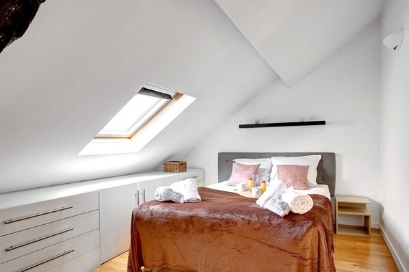 1 bedroom, desk, iron/ironing board, WiFi