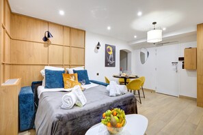 1 bedroom, desk, internet, bed sheets