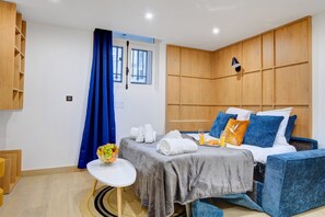 1 bedroom, desk, Internet, bed sheets