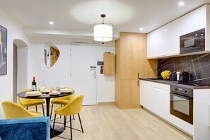 Køleskab, mikrobølgeovn, kaffe-/temaskine, brødrister