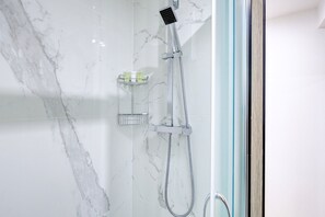 Douche, sèche-cheveux, serviettes fournies