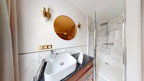 Dusche, Haartrockner, Handtücher, Seife