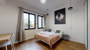 3 bedrooms, desk, internet, bed sheets