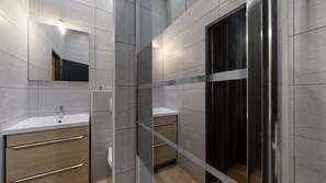 Shower, hair dryer, towels