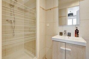 シャワー、ヘアドライヤー、タオル、石鹸