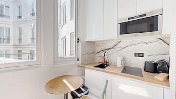 Réfrigérateur, micro-ondes, cafetière/bouilloire, grille-pain