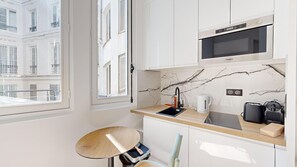 Réfrigérateur, micro-ondes, cafetière/bouilloire, grille-pain