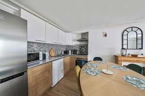 Microwave, dishwasher, coffee/tea maker, dining tables - TBS 5 - Spacious apartment in Montorgueil district (Paris)