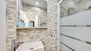 Douche, sĂšche-cheveux, serviettes fournies, savon