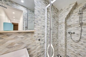 Een douche, een haardroger, handdoeken, zeep