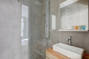 Shower, hair dryer, towels - TBS 161 - Spacious apartment in the heart of Paris (Paris)