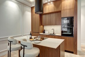 Fridge, microwave, oven, dishwasher - TBS 191 - Elegant apartment near the Louvre (Paris)