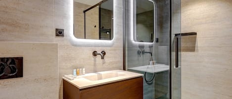 Douche, séchoir à cheveux, serviettes fournies, savon