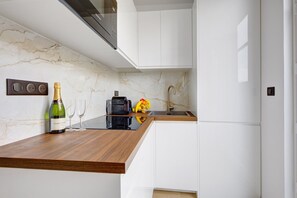 Kühlschrank, Mikrowelle, Wasserkocher mit Kaffee-/Teezubehör, Toaster