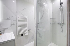 Ducha, secador de pelo, toallas