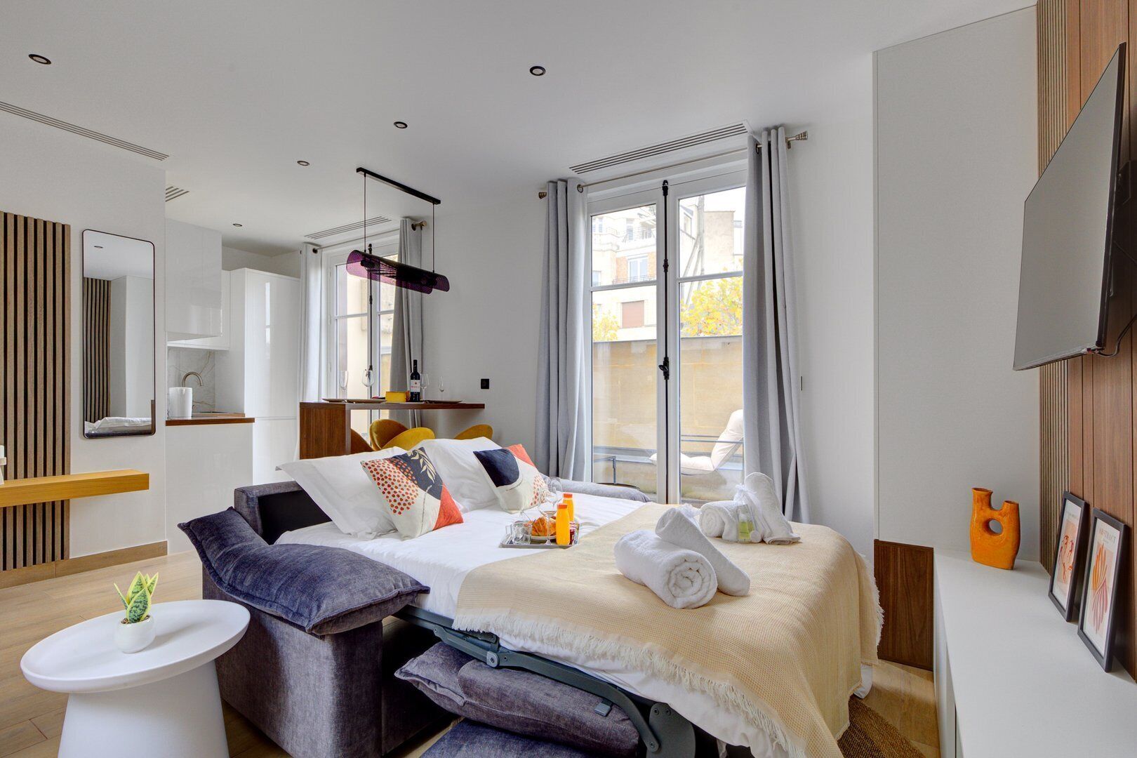 1 soverom, skrivebord, internettilgang og sengetøy