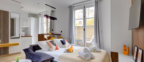 1 bedroom, desk, internet, bed sheets