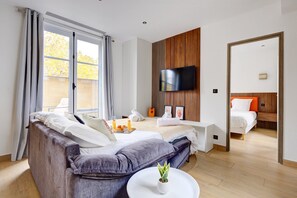 1 bedroom, desk, internet, bed sheets