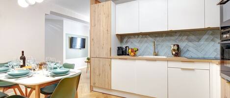 Réfrigérateur, micro-ondes, cafetière/bouilloire, grille-pain