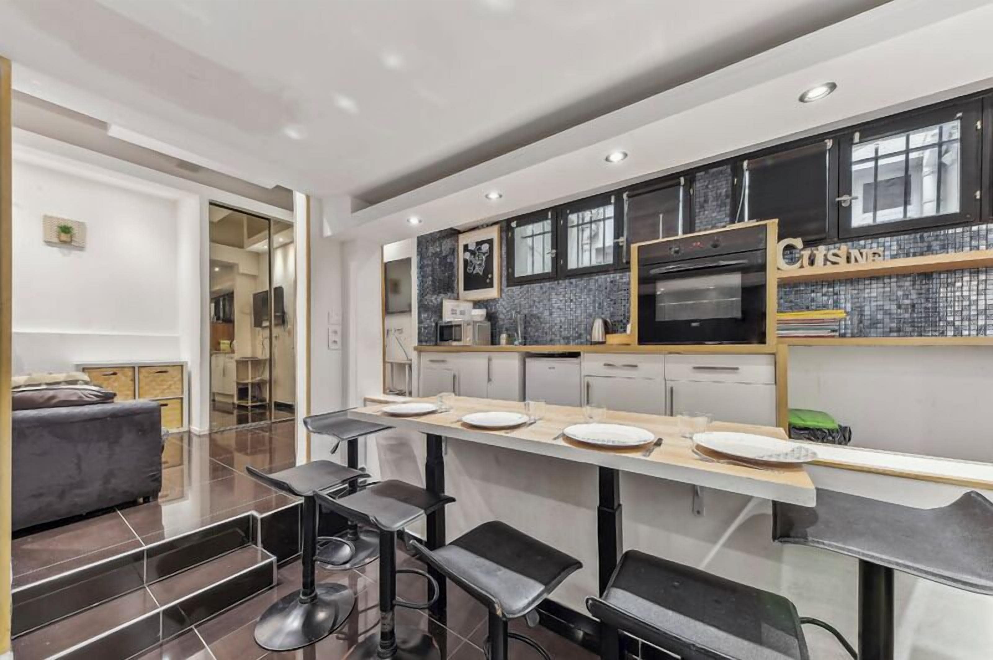 Mikrowelle, Ofen, Wasserkocher mit Kaffee-/Teezubehör