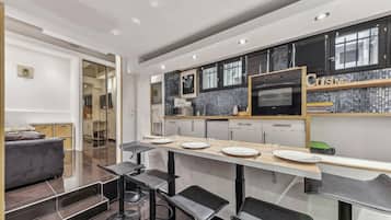 Micro-ondes, four, cafetiĂšre/bouilloire