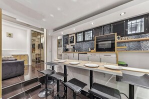 Microwave, oven, coffee/tea maker - TBS 3 - Cosy apartment near Place Vendôme (Paris)