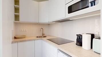 Réfrigérateur, micro-ondes, four, cafetiÚre/bouilloire